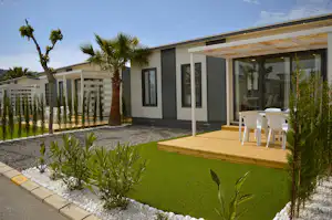 Camping Resort Gran Confort Almafra - Mobilheim-Bungalow mit Terrasse auf dem Campingplatz