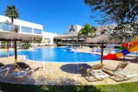 Camping Resort Gran Confort Almafra - Poolbereich mit Rutsche, Liegestühlen und Sonnenschirmen