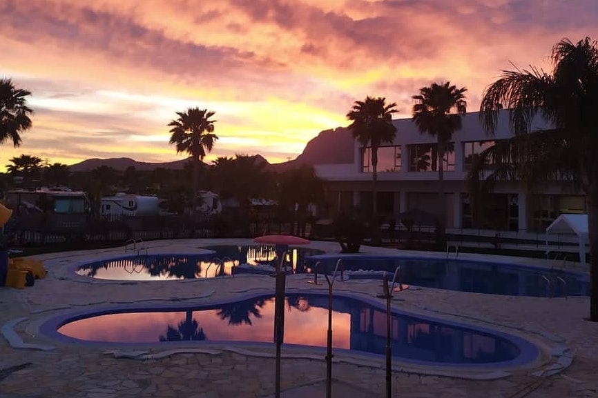 Camping Resort Gran Confort Almafra - Sonnenuntergang über dem Poolbereich