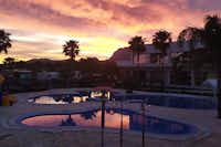 Camping Resort Gran Confort Almafra - Sonnenuntergang über dem Poolbereich