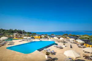 Camping Resort Krk - Pool vom Campingplatz mit Blick auf das Meer