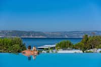 Camping Resort Krk -   Pool mit Blick auf die Adria 