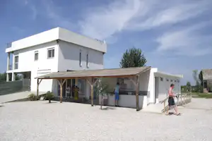Camping Resort Lake Shkodra - Sanitärgebäude mit Waschbecken, Spiegel, Toiletten und Duschen, und Waschsalon