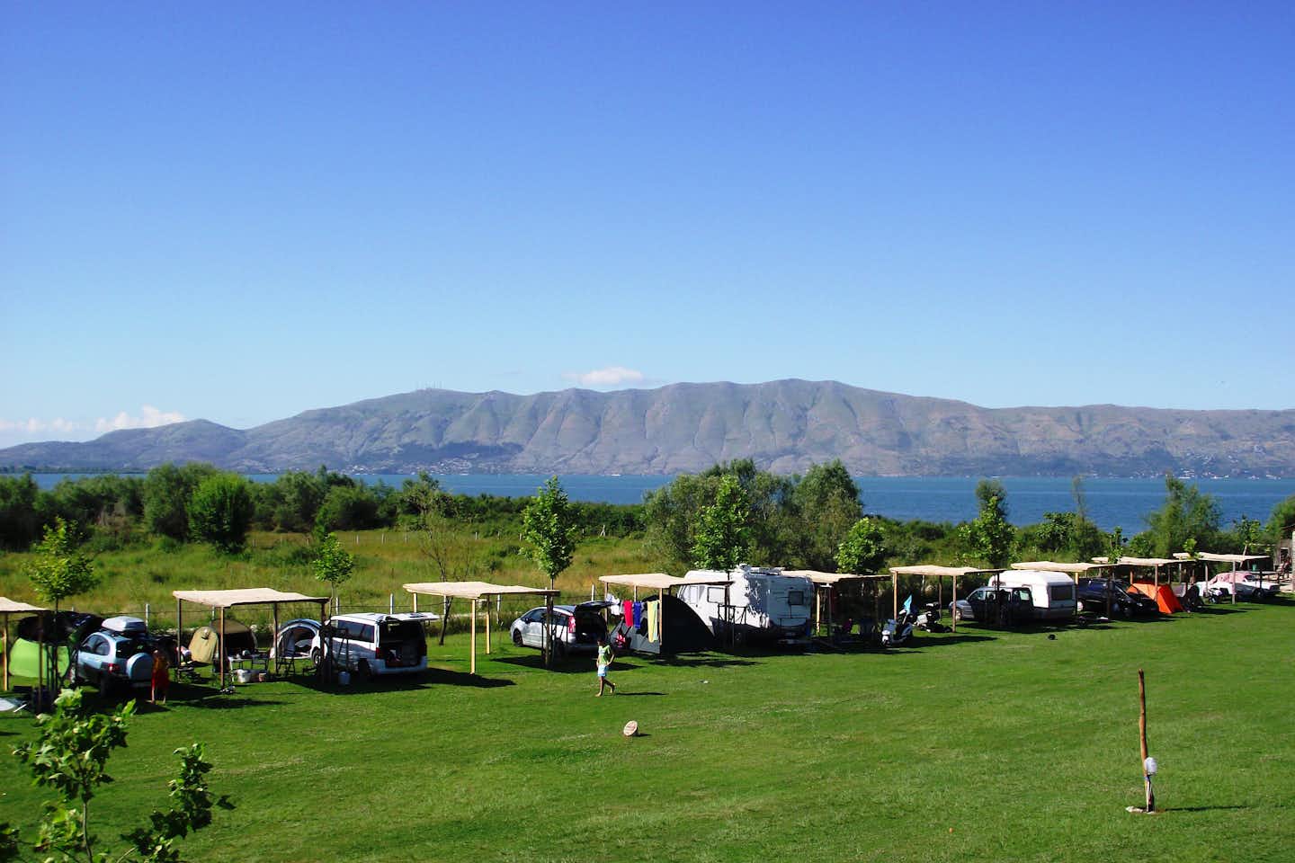 Camping Resort Lake Shkodra -  Wohnwagenstellplätze im Grünen auf dem Campingplatz mit Blick auf den See 