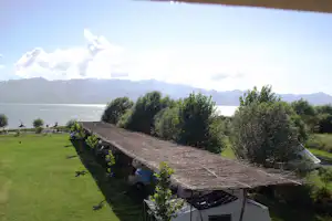 Camping Resort Lake Shkodra - Wohnwagenstellplätze in den Schatten im Grünen auf dem Campingplatz mit Blick auf den See