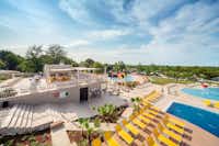 Lanterna Premium Camping Resort  -  Poolbereich vom Campingplatz mit Liegestühlen in der Sonne und einer Poolbar