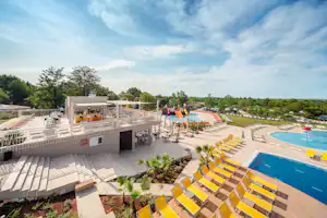 Lanterna Premium Camping Resort - Poolbereich vom Campingplatz mit Liegestühlen in der Sonne und einer Poolbar