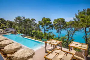 Lanterna Premium Camping Resort - Blick auf den Pool und die Relax-Liegen sowie das Meer