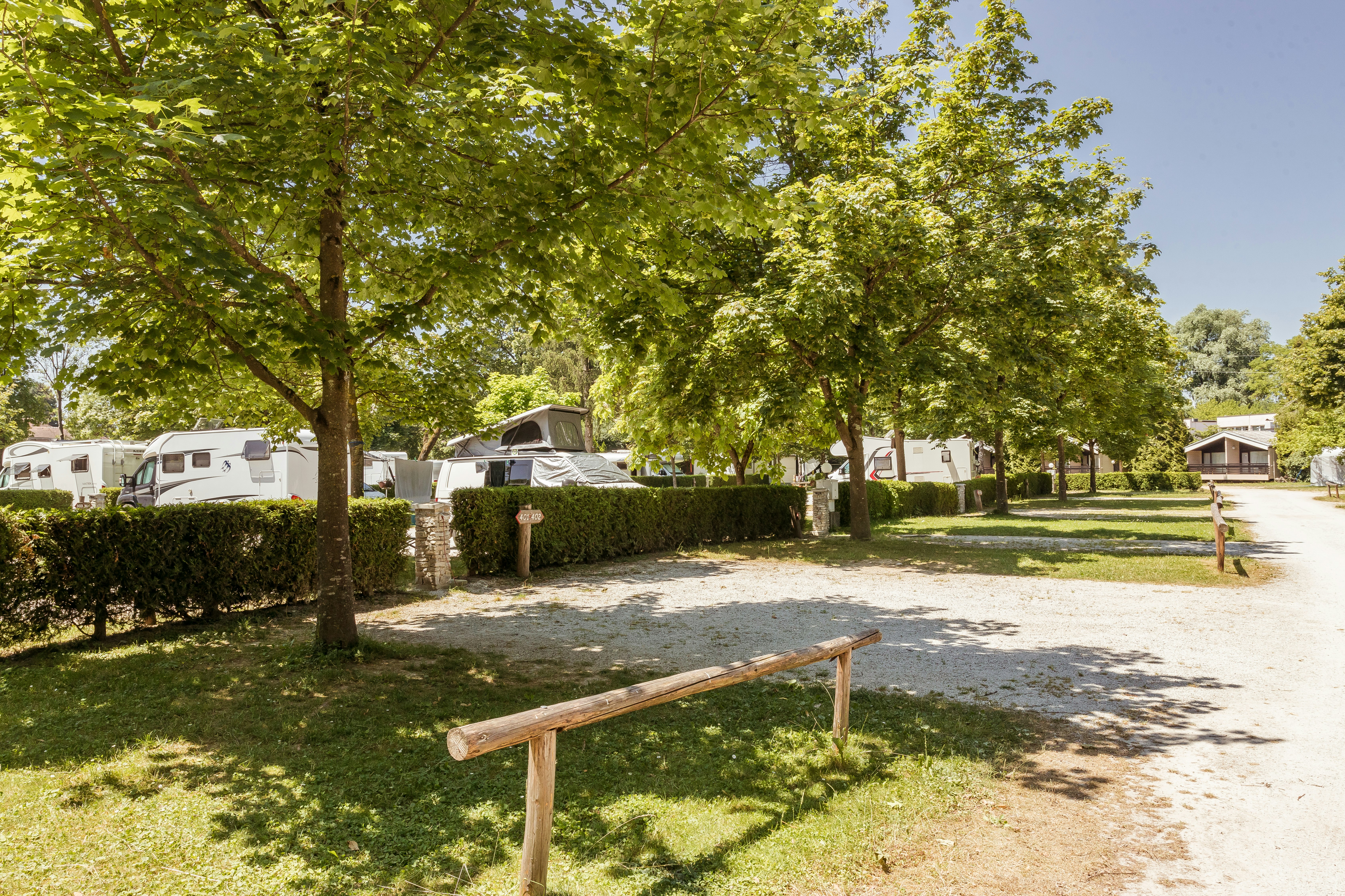 Camping Resort Ljubljana - Standplätze zwischen den Bäumen