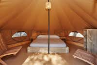 Camping Resort Mas Patoxas - Innenansicht eines Glamping-Zeltes mit Doppelbett