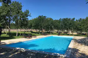 Camping Resort Micanovi Dvori - Campingplatz mit Pool und Liegestühlen
