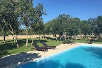 Camping Resort Micanovi Dvori - Liegestühle und grüner Rasen rund um den Pool