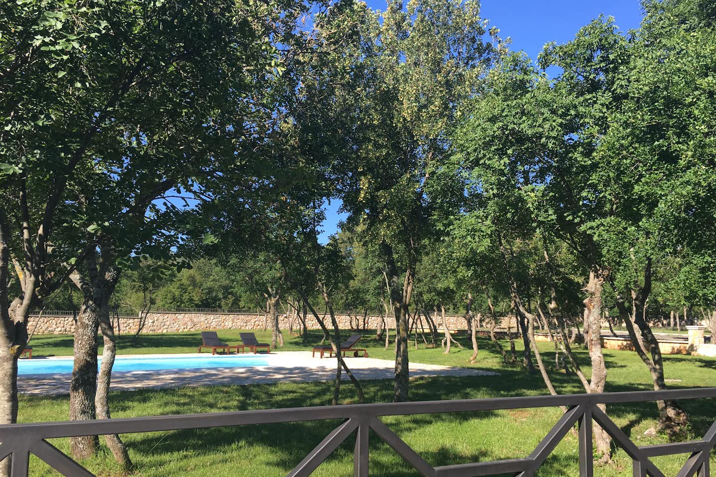 Camping Resort Micanovi Dvori - grüne Bäume und Rasen rund um den Pool
