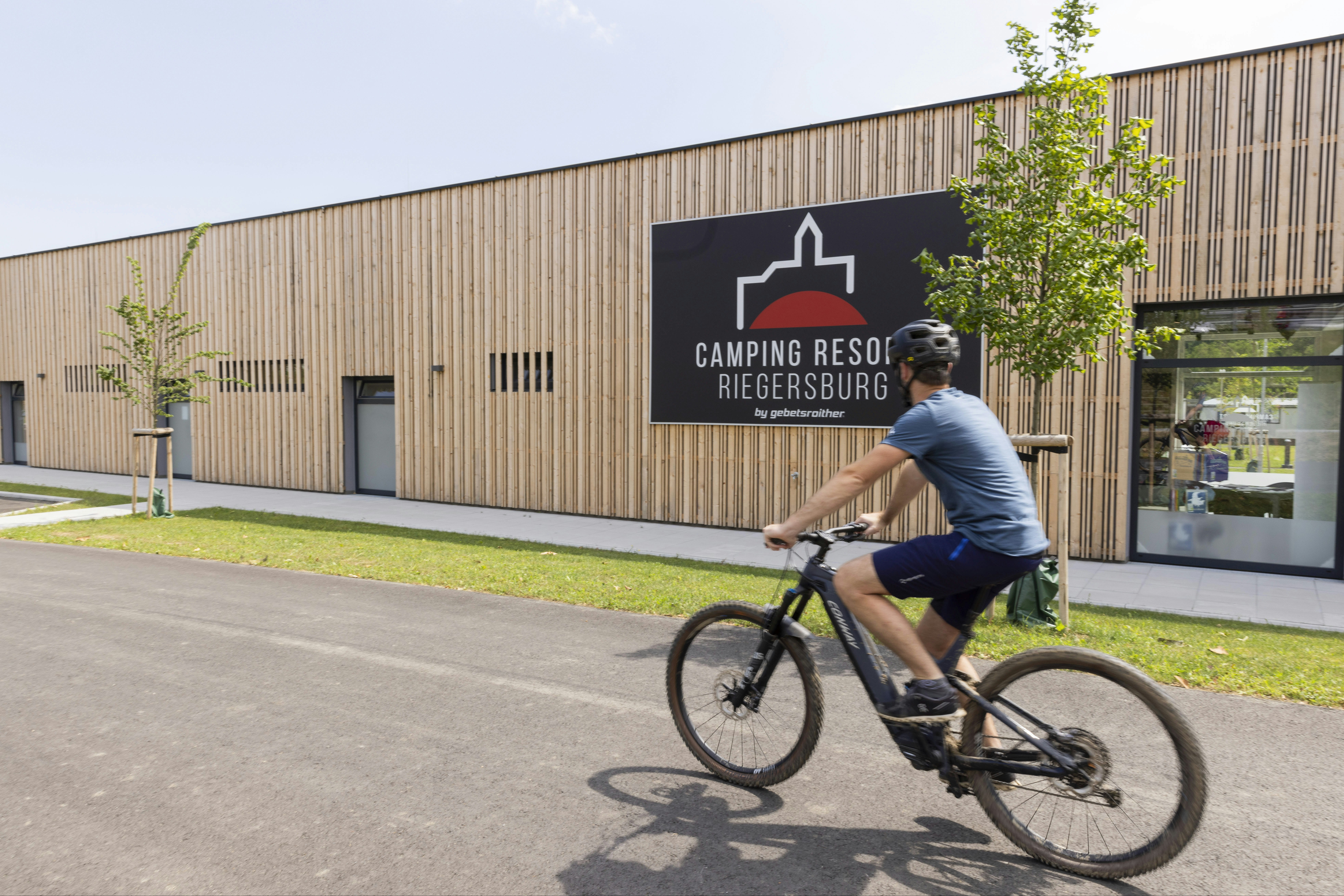 Camping Resort Riegersburg - Camper beim Fahrradfahren auf dem Campingplatz