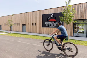 Camping Resort Riegersburg - Camper beim Fahrradfahren auf dem Campingplatz