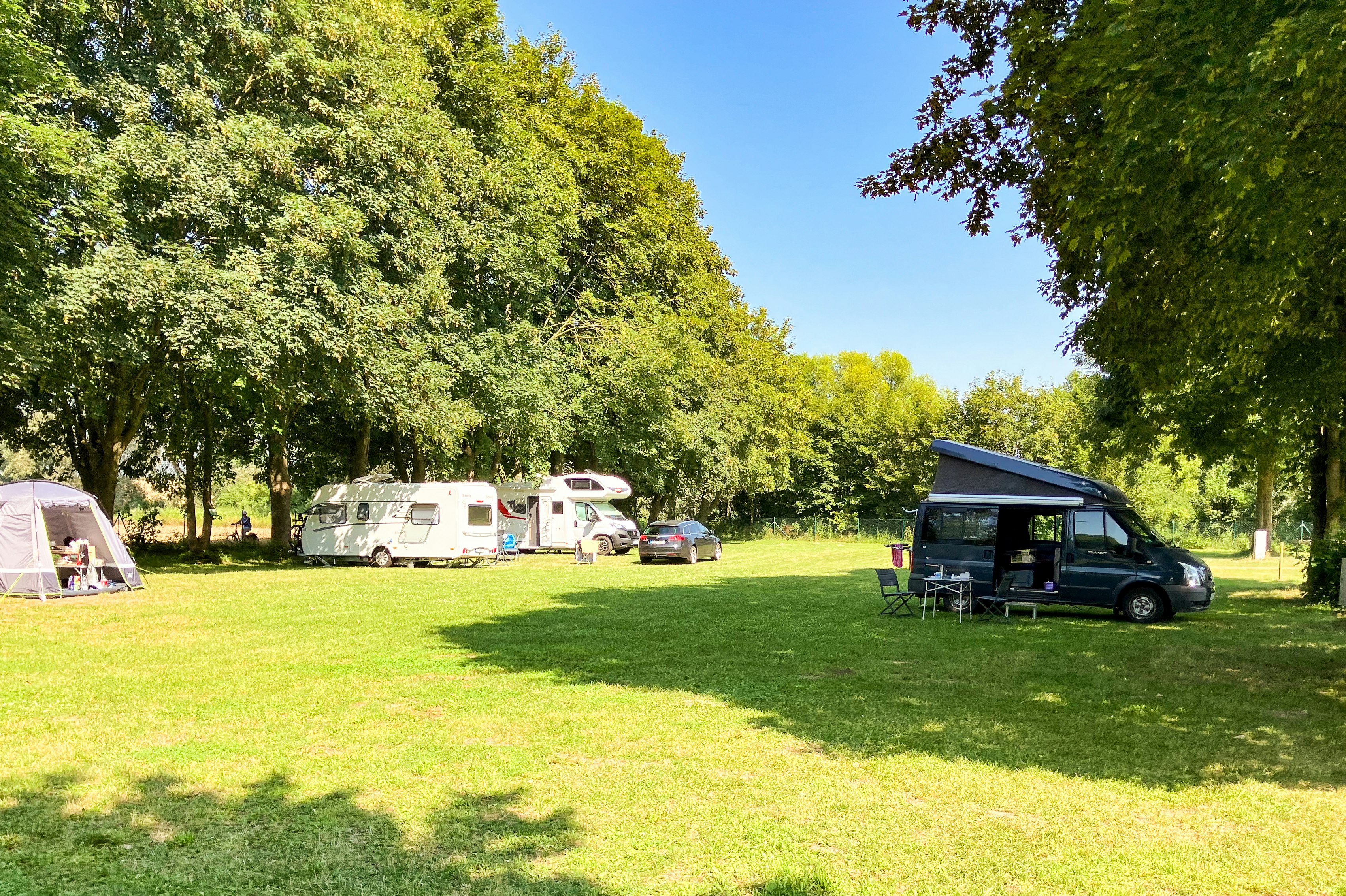Camping Resort Rülzheim - Standplätze im Grünen auf dem Campingplatz