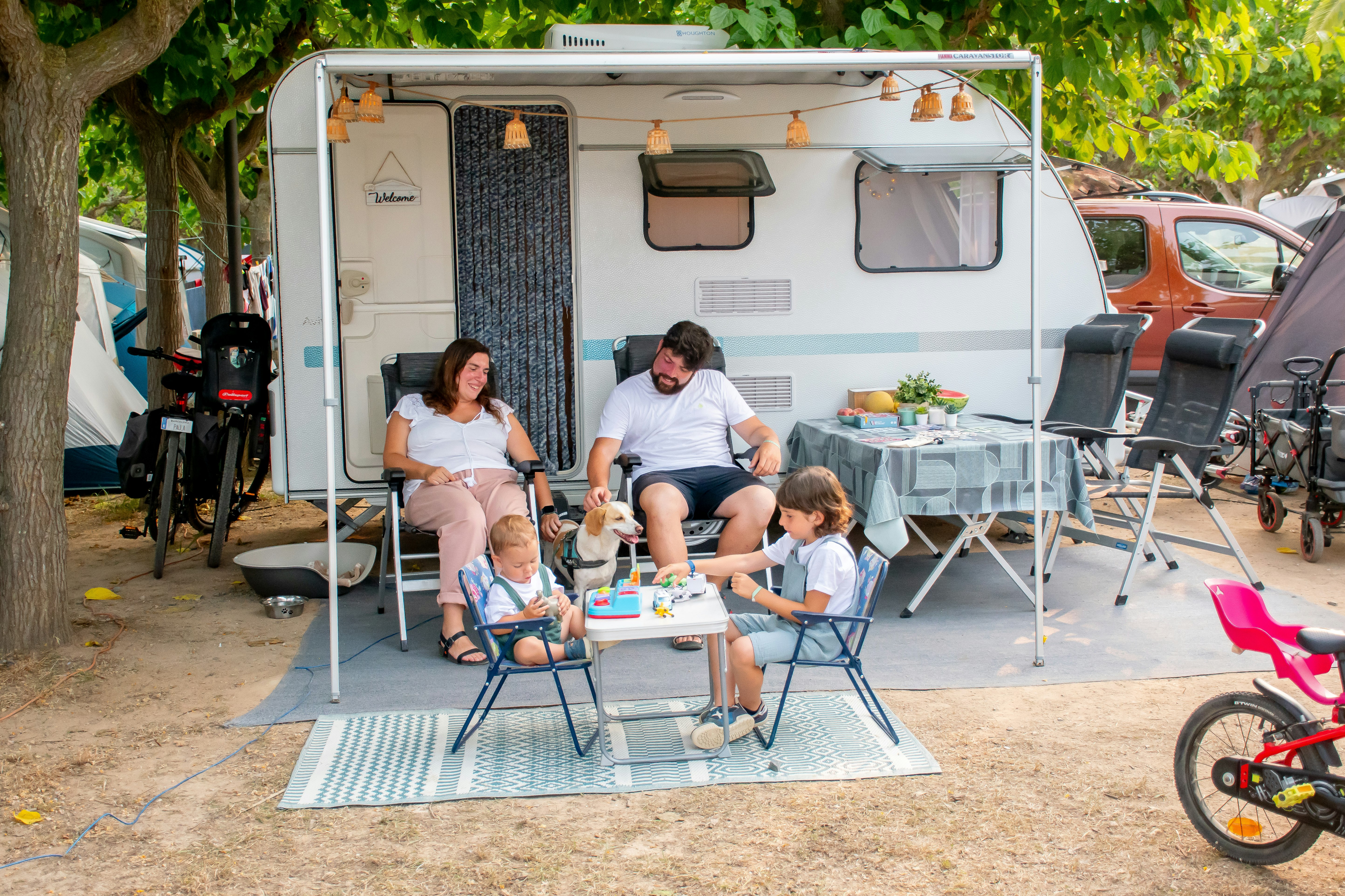 Camping & Resort Sangulí Salou Standplatz für die ganze Familie im Halbschatten unter Bäumen