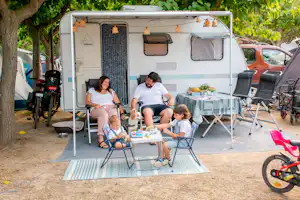 Camping & Resort Sangulí Salou Standplatz für die ganze Familie im Halbschatten unter Bäumen