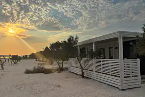 Camping Resort Šibenik - Mobilheim mit Terrasse auf dem Campingplatz