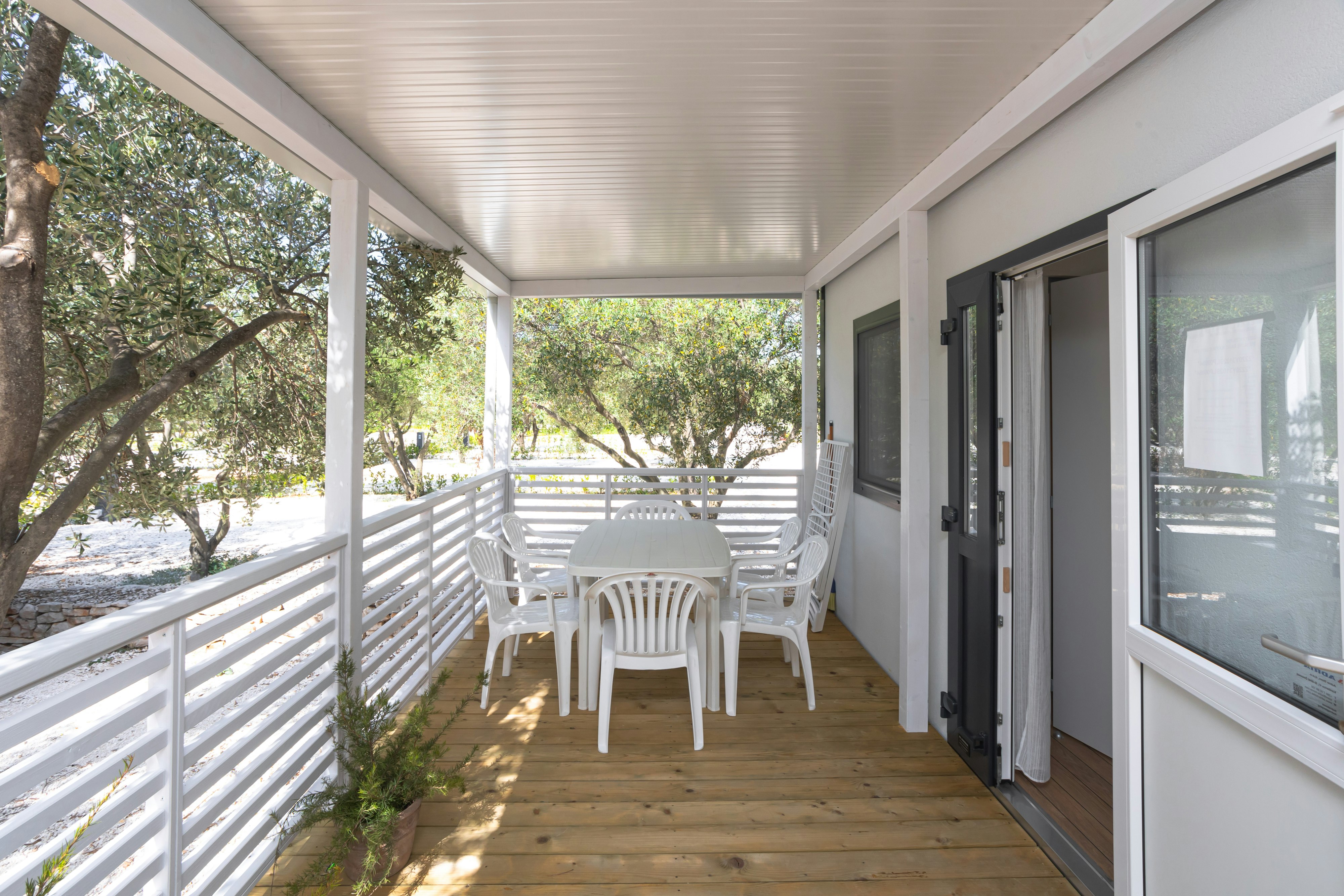 Camping Resort Šibenik  - Mobilheim mit Terrasse auf dem Campingplatz