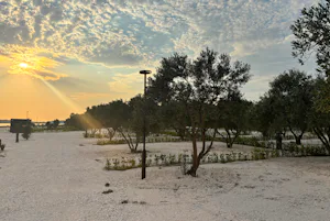 Camping Resort Šibenik - Blick auf die Standplätze bei Sonnenuntergang