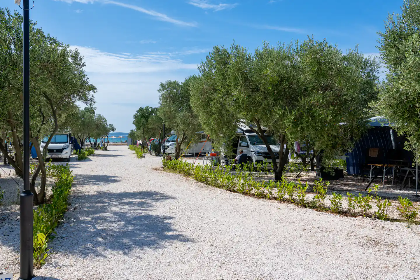 Camping Resort Šibenik - Standplätze auf dem Campingplatz mit Meer im Hintergrund
