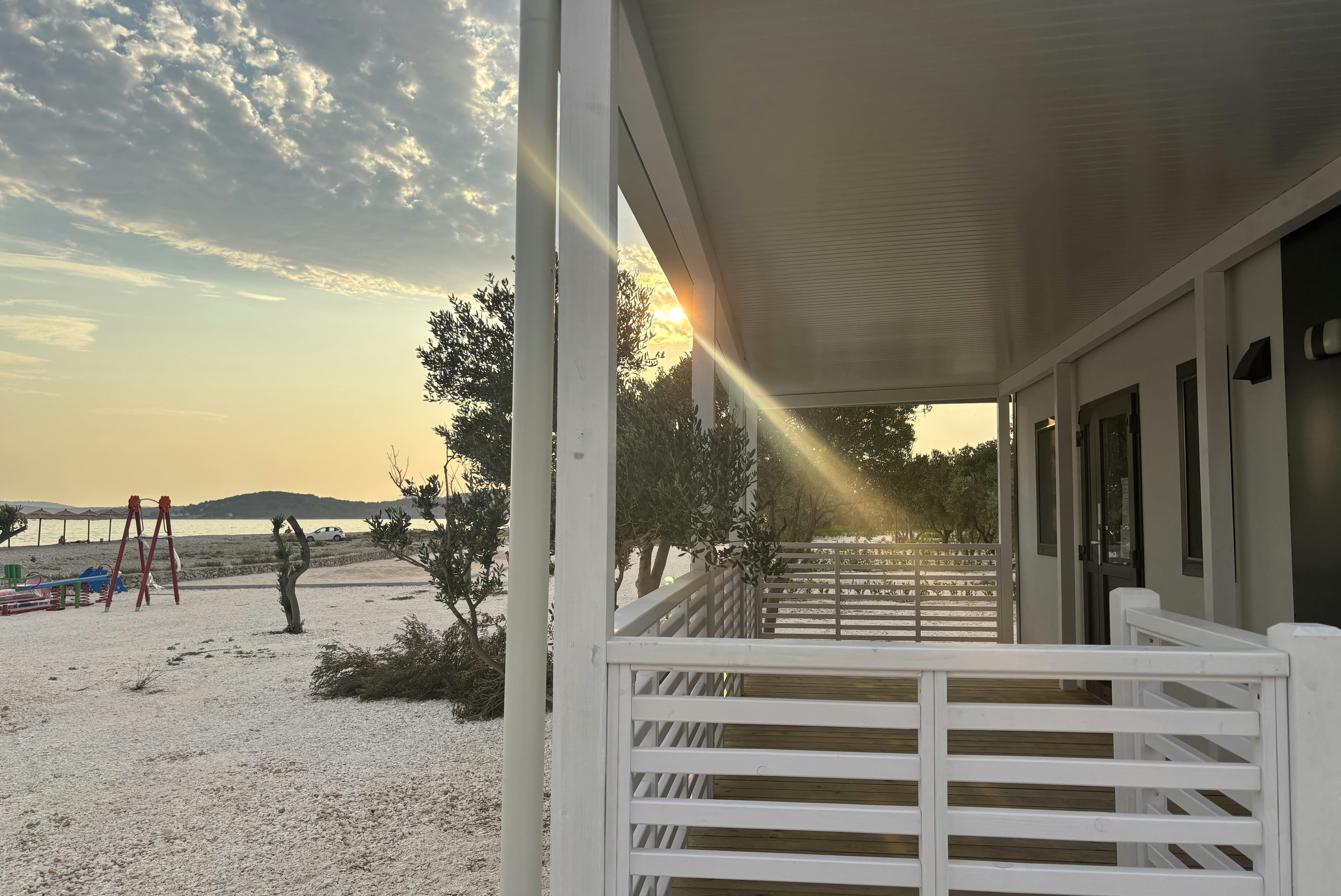 Camping Resort Šibenik - Terrasse eines Mobilheims mit Blick auf den Strand