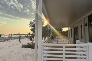 Camping Resort Šibenik - Terrasse eines Mobilheims mit Blick auf den Strand