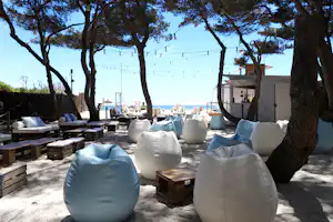 Camping Tamarit Beach Resort - Restaurant vom Campingplatz mit Terrasse am Strand im Schatten der Bäume
