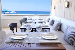 Camping Tamarit Beach Resort - Restaurant Terrasse mit Blick auf das Meer auf dem Campingplatz