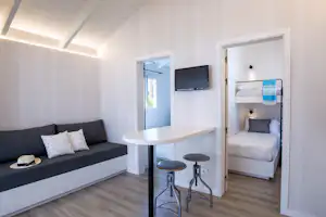 Camping Tamarit Beach Resort - Wohnbereich mit Fernseher im Mobilheim vom Campingplatz