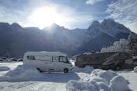 Camping Resort Zugspitze  -   Wohnmobil auf dem schneebedeckten Campingplatz in den Alpen