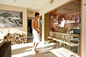 Camping Resort Zugspitze - Camper im Wellnessbereich vom Campingplatz mit Sauna