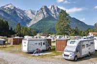 Camping Resort Zugspitze  -  Stellplatz vom Campingplatz in den Alpen mit Blick auf die Zugspitze