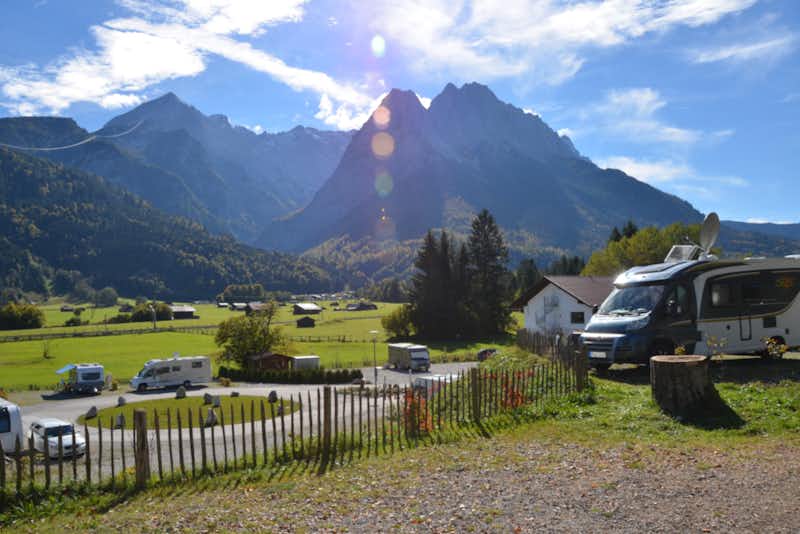 Camping Resort Zugspitze - Wohnwagen- und Zeltstellplatz vom Campingplatz mit Blick auf die Zugspitze