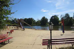 Camping Rethbergsee - Blick auf den See mit Spielplatz vom Campingplatz