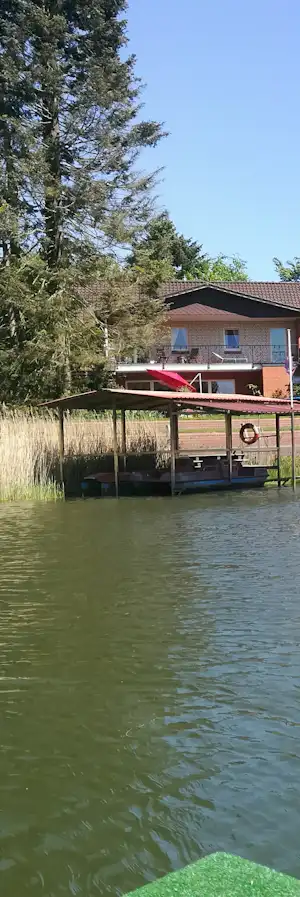 Camping Rethbergsee - Boot auf dem See mit Blick auf den Campingplatz
