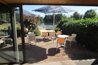 Camping Rethbergsee - Restaurant Terrasse mit Blick auf den See 