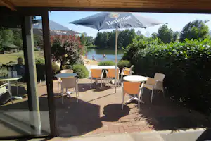 Camping Rethbergsee - Restaurant Terrasse mit Blick auf den See