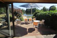 Camping Rethbergsee - Restaurant Terrasse mit Blick auf den See 