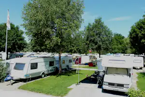 Camping Reussbrücke - Wohnwagenstellplatz und Wohnmobilstellplatz vom Campingplatz zwischen Bäumen