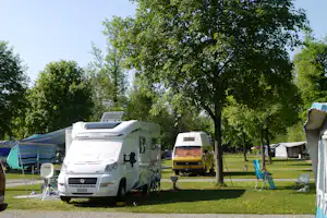 Camping Reussbrücke - Wohnwagenstellplatz vom Campingplatz zwischen Bäumen