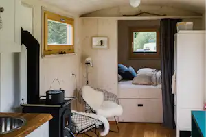 Camping Viva - Innenansicht eines Tiny Homes auf dem Campingplatz