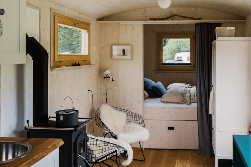 Camping Viva - Innenansicht eines Tiny Homes auf dem Campingplatz