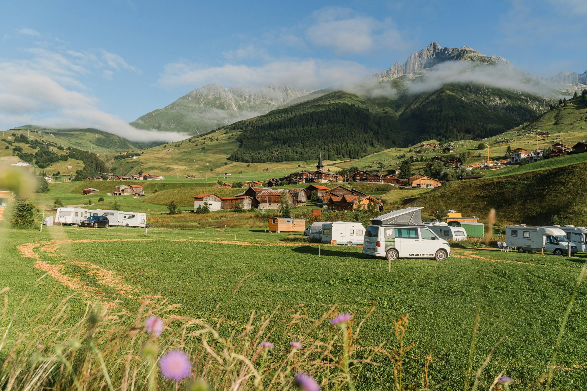 Camping Viva - Stellplätze auf dem Campingplatz mit Blick in die Berge