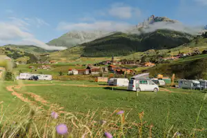 Camping Viva - Stellplätze auf dem Campingplatz mit Blick in die Berge