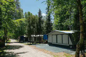 Camping Ria de Arosa II - Mobilheime von Bäume umgeben auf dem Campingplatz