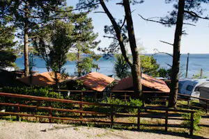 Camping Ria de Arosa - Blick vom Wohnwagen- und Zeltstellplatz und den Mobilheimen vom Campingplatz auf den Atlantischen Ozean