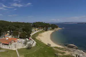 Camping Ria de Arosa - Luftaufnahme vom Campingplatz mit Meerblick