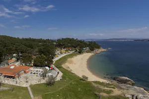 Camping Ria de Arosa - Luftaufnahme vom Campingplatz mit Meerblick